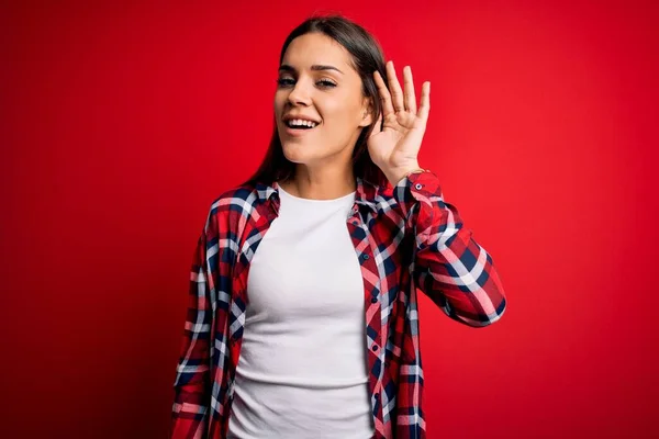 Junge Schöne Brünette Frau Lässigem Hemd Die Vor Isoliertem Rotem — Stockfoto