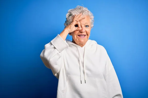 Senior Mooie Sportieve Vrouw Dragen Witte Sweater Geïsoleerde Blauwe Achtergrond — Stockfoto