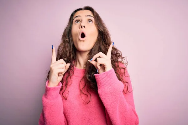 Jonge Mooie Vrouw Met Krullend Haar Dragen Casual Trui Geïsoleerde — Stockfoto