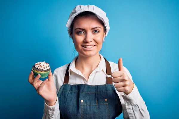 Junge Schöne Bäckerin Mit Blauen Augen Trägt Schürze Hält Schokolade — Stockfoto
