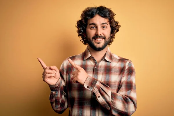 Joven Hombre Guapo Con Barba Vistiendo Camisa Casual Pie Sobre — Foto de Stock