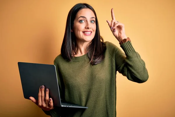 Young Brunette Woman Blue Eyes Working Using Computer Laptop Yellow — Stock Photo, Image