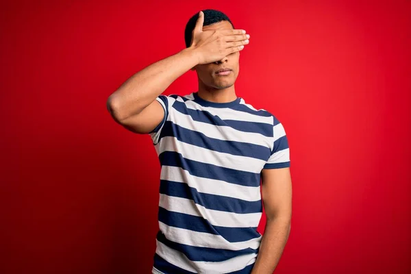 Bonito Homem Afro Americano Vestindo Camiseta Listrada Casual Sobre Fundo — Fotografia de Stock