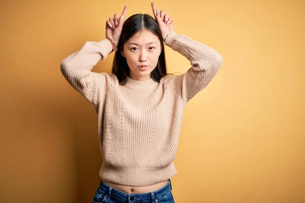 Jong Mooi Aziatisch Vrouw Dragen Casual Trui Geel Geïsoleerde Achtergrond — Stockfoto