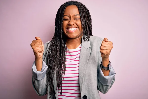 Молода Афроамериканська Бізнес Жінка Стоїть Над Рожевим Ізольованим Фоном Захоплена — стокове фото