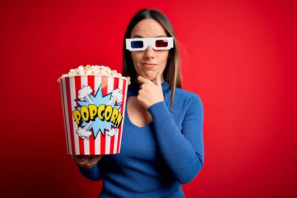 Jovem Loira Vestindo Óculos Comer Pacote Pipocas Assistindo Filme Cinema — Fotografia de Stock