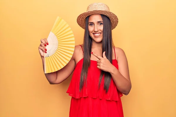 Mladá Krásná Bruneta Žena Nosí Letní Klobouk Drží Ruční Ventilátor — Stock fotografie