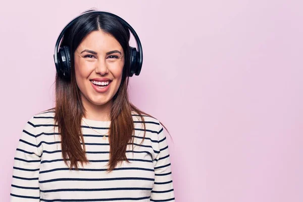 Jonge Mooie Brunette Vrouw Luisteren Naar Muziek Met Behulp Van — Stockfoto