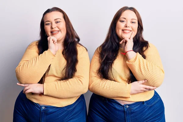 Mladá Velká Dvojčata Oblečená Neformálního Oblečení Sebevědomě Usmívající Kamery Zkříženýma — Stock fotografie