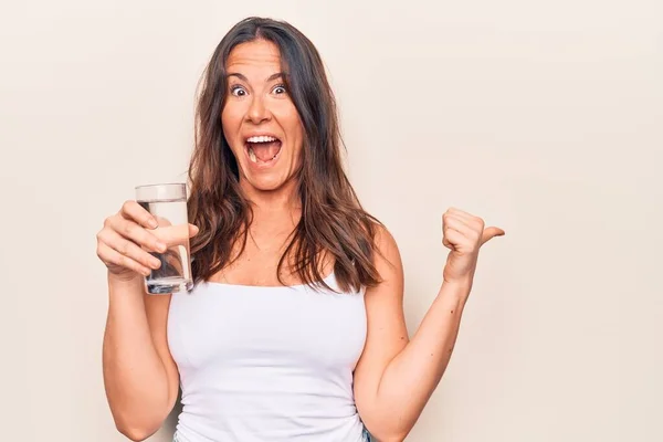 Jonge Mooie Brunette Vrouw Draagt Casual Shirt Staan Geïsoleerde Witte — Stockfoto