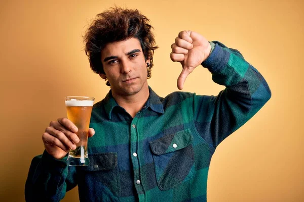 Νεαρός Όμορφος Άνδρας Πίνοντας Ποτήρι Μπύρα Στέκεται Πάνω Από Απομονωμένο — Φωτογραφία Αρχείου