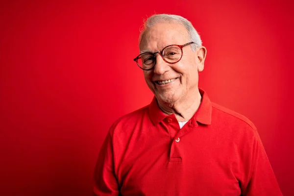 Šedovlasý Starší Muž Brýlemi Neformálním Tričkem Červeném Pozadí Uvolněný Vážným — Stock fotografie