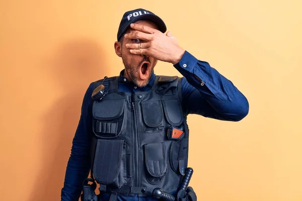 Joven Policía Guapo Vistiendo Uniforme Policía Prof Bala Sobre Fondo —  Fotos de Stock