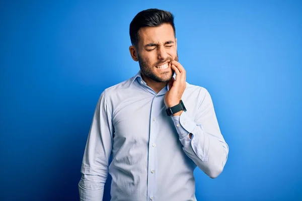 Joven Hombre Guapo Con Camisa Elegante Pie Sobre Fondo Azul — Foto de Stock