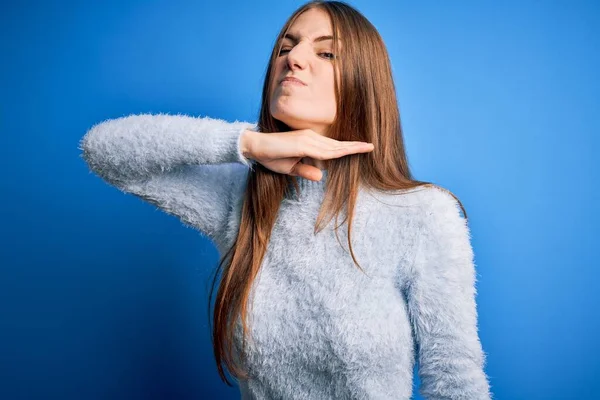 Jeune Belle Femme Rousse Portant Pull Décontracté Sur Fond Bleu — Photo