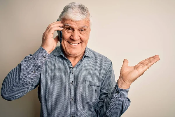 Senior Hoary Man Har Samtal Talar Smartphone Över Vit Bakgrund — Stockfoto