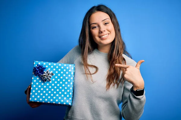 Jong Mooi Brunette Vrouw Holding Verjaardag Cadeau Geïsoleerde Blauw Achtergrond — Stockfoto