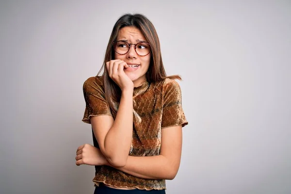 Menina Morena Bonita Nova Vestindo Shirt Casual Óculos Sobre Fundo — Fotografia de Stock