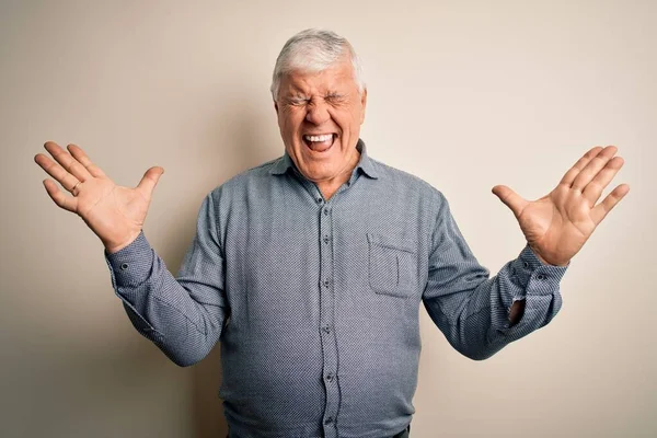 Uomo Anziano Bello Hoary Indossa Camicia Casual Piedi Sopra Isolato — Foto Stock