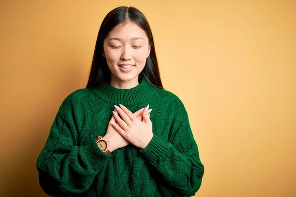 Jonge Mooie Aziatische Vrouw Draagt Groene Wintertrui Gele Geïsoleerde Achtergrond — Stockfoto