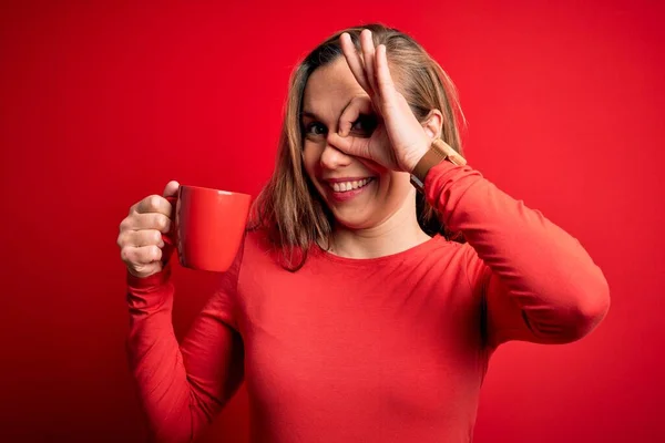 Jong Mooi Blond Vrouw Drinken Kopje Koffie Staan Geïsoleerde Rode — Stockfoto