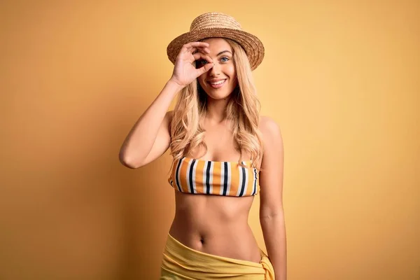 Junge Schöne Blonde Frau Urlaub Mit Bikini Und Hut Vor — Stockfoto