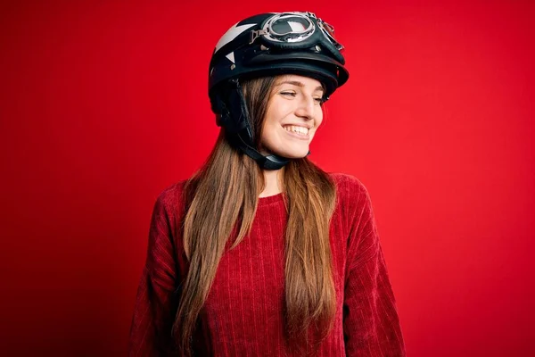 Jovem Mulher Motociclista Ruiva Bonita Vestindo Capacete Moto Sobre Fundo — Fotografia de Stock