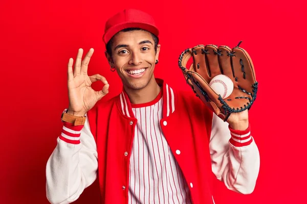 Jovem Africano Homem Amerciense Vestindo Uniforme Beisebol Segurando Golve Bola — Fotografia de Stock