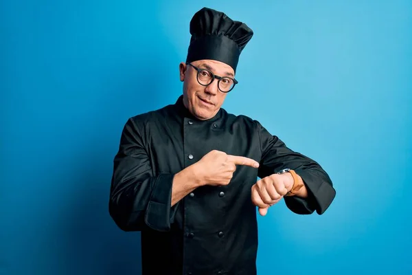 Edad Media Guapo Hombre Pelo Gris Chef Con Uniforme Cocina —  Fotos de Stock