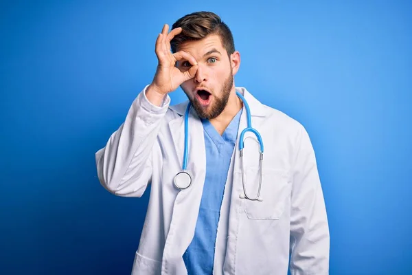 Young Blond Doctor Man Beard Blue Eyes Wearing White Coat — Stock Photo, Image