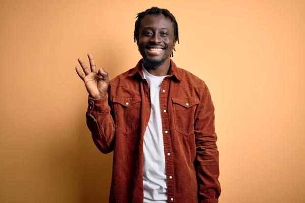 Joven Hombre Afroamericano Guapo Usando Chaqueta Casual Pie Sobre Fondo —  Fotos de Stock