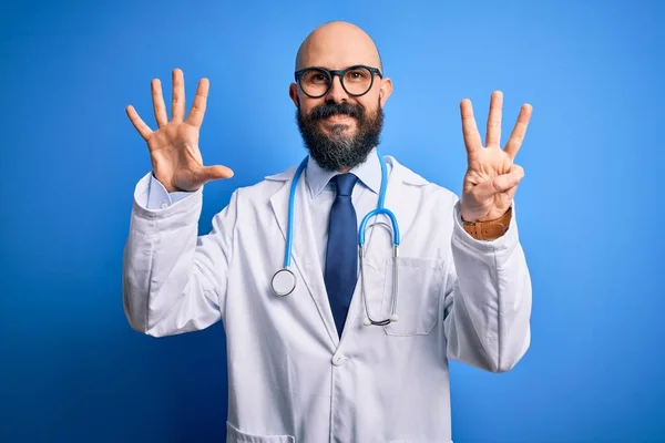 Przystojny Łysy Lekarz Brodą Okularach Stetoskopie Niebieskim Tle Pokazując Wskazując — Zdjęcie stockowe