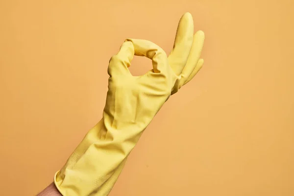 Mano Hombre Joven Caucásico Con Guante Limpieza Sobre Fondo Amarillo —  Fotos de Stock