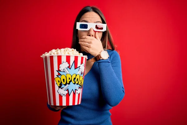 Jovem Loira Vestindo Óculos Comendo Pacote Pipocas Assistindo Filme Cinema — Fotografia de Stock
