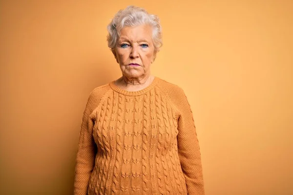 Starsza Piękna Siwowłosa Kobieta Ubrana Luźny Sweter Odizolowanym Żółtym Tle — Zdjęcie stockowe