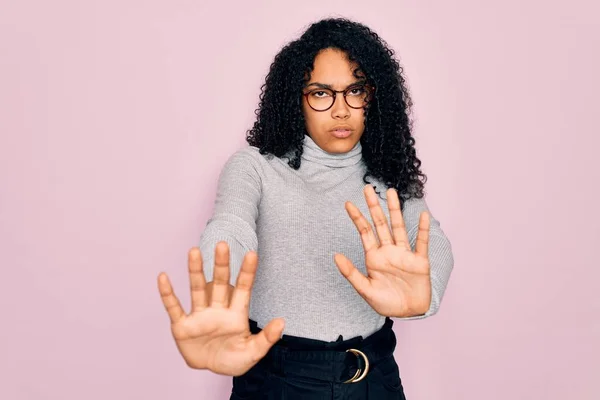 Mujer Afroamericana Joven Con Jersey Cuello Alto Gafas Sobre Fondo —  Fotos de Stock