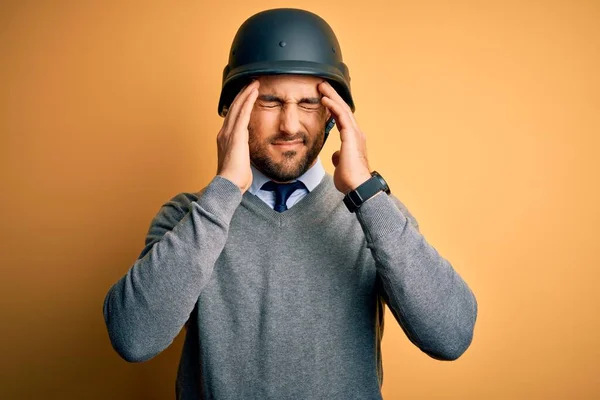 Jovem Empresário Bonito Vestindo Capacete Militar Sobre Fundo Amarelo Isolado — Fotografia de Stock