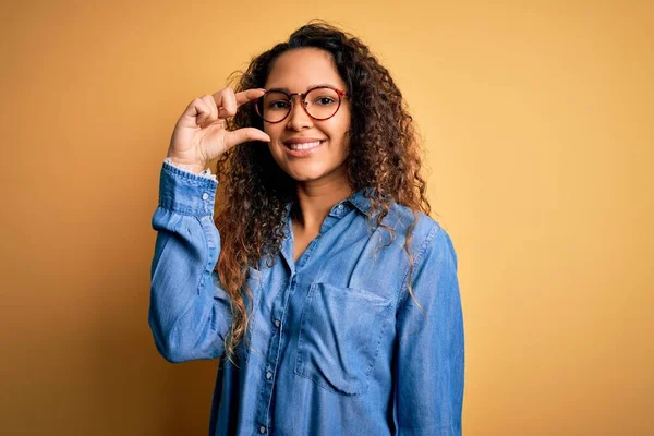 Mooie Vrouw Met Krullend Haar Met Casual Denim Shirt Bril — Stockfoto