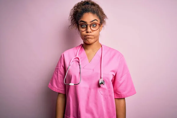 Afrikanisch Amerikanische Krankenschwester Mädchen Trägt Medizinische Uniform Und Stethoskop Über — Stockfoto