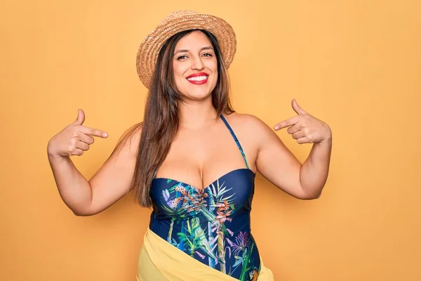 Junge Hispanische Frau Mit Sommermütze Und Badeanzug Vor Gelbem Hintergrund — Stockfoto