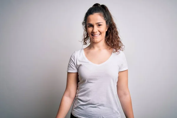 Junge Schöne Frau Mit Lockigem Haar Lässigem Shirt Vor Weißem — Stockfoto