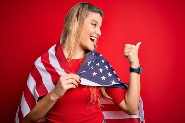 Ung Vacker Blond Patriotisk Kvinna Bär Usa Flagga Över Röd — Stockfoto