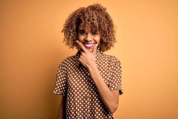Молода Афроамериканська Жінка Одягнена Повсякденну Сорочку Стоїть Над Жовтим Фоном — стокове фото