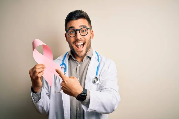 Jovem Médico Homem Vestindo Estetoscópio Segurando Fita Rosa Sobre Câncer — Fotografia de Stock