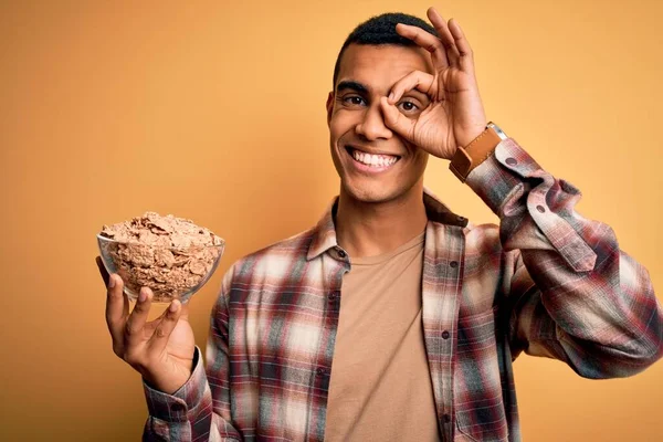 Ung Vacker Afrikansk Amerikansk Man Håller Skål Med Friska Cornflakes — Stockfoto