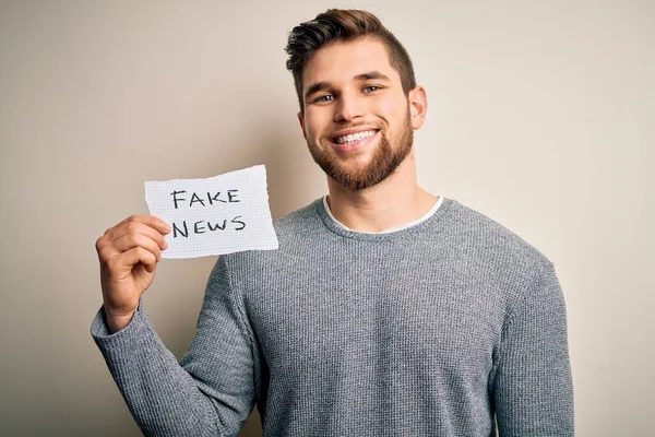 Joven Hombre Rubio Con Barba Ojos Azules Sosteniendo Papel Con — Foto de Stock