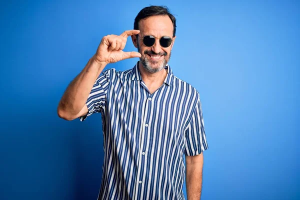 Middelbare Leeftijd Hijgende Man Met Gestreept Shirt Zonnebril Geïsoleerde Blauwe — Stockfoto