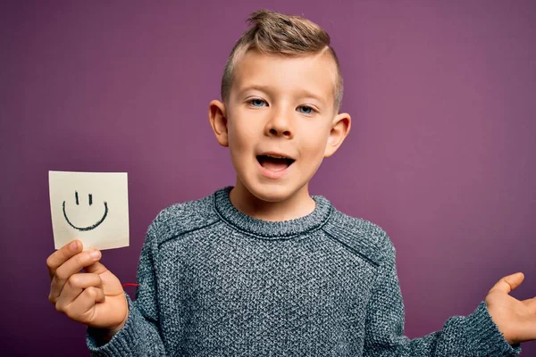 Young Little Caucasian Kid Showing Smiley Face Paper Note Happy — Stock Photo, Image