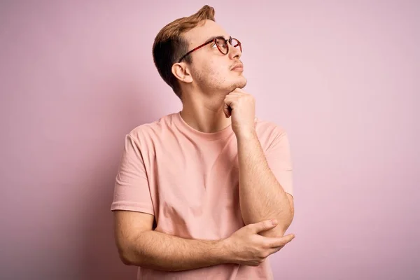 Joven Hombre Pelirrojo Guapo Con Camiseta Casual Pie Sobre Fondo —  Fotos de Stock