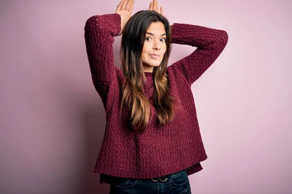 Giovane Bella Ragazza Indossa Maglione Casual Sfondo Rosa Isolato Fare — Foto Stock